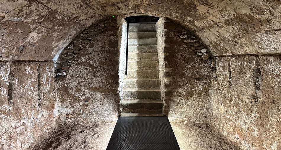 SP25 Arquitectura - Millora accés i il.luminació del vas funerari dels Dolors de Vic